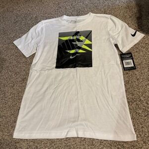 NWT Youth XL white Nike t-shirt